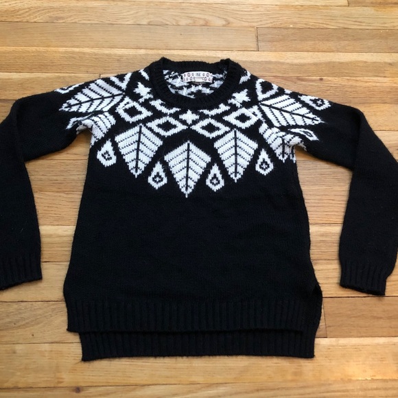 Girls size small 7/8 black and white print sweater - Picture 1 of 3